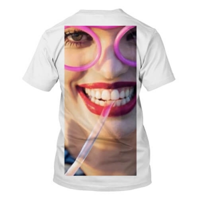 Девушка с соломинкой во рту на футболке