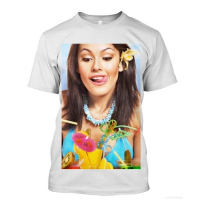 Красивая девушка и коктейли на футболке